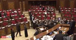 VIDEO Bătaie ca la Ruginoasa în Parlament. Aleşii puterii şi ai opoziţiei şi-au cărat pumni şi picioare şi au aruncat cu scaune în timpul fazei „schimbului de idei”