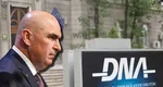 Bolojan a ajuns la DNA Iași în dosarul lui Fănel Bogos. Premierul demis, huiduit de oameni: „Trădătorule! La pușcărie! Ai distrus România asta!”