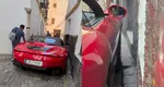 Un Ferrari de 250.000 de euro, blocat pe străzile înguste din centrul Seviliei. Trecătorii i-au oferit indicații șoferului pentru a proteja mașina VIDEO