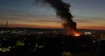 Incendiu la acoperișul unui bloc din Suceava. Pompierii au intervenit cu un dispozitiv numeros de stingere și salvare la înălțime