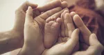 Indemnizație pentru românii care adoptă un copil. Cine poate primi banii, cum se calculează și ce acte sunt necesare