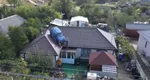 Un constănţean care a rămas fără permis și-a pus mașina pe acoperișul casei. Cine e manechinul îmbrăcat în poliţist VIDEO