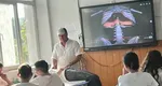 Un profesor de muzică de la un liceu din Urlați a fost suspendat după ce le-ar fi obligat pe elevele sale să se întindă pe catedră