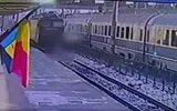 Accident terifiant în gara din Bacău. O fetiţă de 13 ani a fost spulberată de locomotiva unui tren