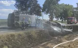 Accident extrem de grav. Un microbuz şi două maşini s-au ciocnit şi au luat foc VIDEO + GALERIE FOTO