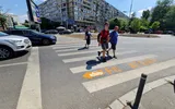 Apar noi marcaje la trecerile de pietoni din București pentru a evita accidentele și a-i atenționa pe cei care umblă cu ochii în telefon