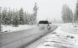 Ce trebuie să faci dacă rămâi blocat iarna cu maşina pe câmp. Sfaturi de condus iarna de la Titi Aur