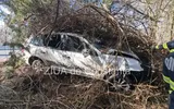 VIDEO Primar mort după ce a intrat cu Porsche Cayenne în copac. Deces şi pentru o tânără mamă luată cu şenilata