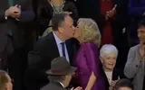 VIDEO VIRAL Moment bizar în timpul discursului preşedintelui SUA. Jill Biden l-a sărutat pe buze pe soţul vicepreşedintei Kamala Harris