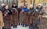 Văduvele soldaţilor ruşi morţi în război primesc ca ajutoare haine de blană: „Suntem foarte recunoscătoare. Vă mulţumim din inimă!” VIDEO