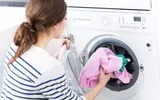 Lucruri pe care să nu le faci când speli rufele. Greșelile care îți pot strica hainele și mașina de spălat