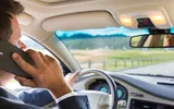 Amenzile pentru vorbit la telefon la volan pot fi anulate dacă polițistul nu descrie tipul de telefon în procesul-verbal
