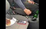 Şofer prins în timp ce petrecea la volan, în trafic, cu friptură, bere, țigări şi manele. Era băut şi conducea haotic VIDEO