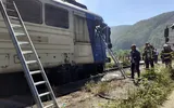 O locomotivă a deraiat în judeţul Vâlcea, trafic blocat după ce un rezervor s-a spart