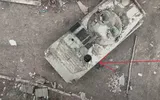 Nu e glumă: ucrainenii au filmat în timp ce au aruncat în aer un tanc al Rusiei. Grenada a intrat fix prin trapa deschisă (VIDEO VIRAL)