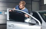 Un șofer român a câștigat în instanță dreptul de a avea autocolante pe geamurile mașinii. Cum a reușit să convingă judecătorii