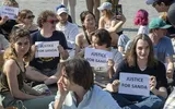 O studentă româncă este în fruntea protestelor din Belgia cauzate de sentinţele blânde primite de vinovaţii pentru moartea unui student. Tânărul belgian a fost obligat de colegi să înghită un „peştişor auriu” viu