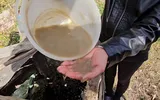 Satul din România în care localnicii trăiesc mai ceva ca în Evul Mediu! Sute de oameni beau apă din ultimele trei fântâni rămase
