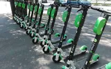 A fost adoptată legea care permite poliţiei locale să-i amendeze pe românii care încalcă normele rutiere mergând cu trotinete electrice