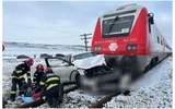 Cod roşu de intervenţie: Un tren a târât 150 de metri o maşină lovită în plin. Aproape 50 de persoane rănite