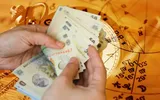 Trei zodii care au parte de BANI și NOROC fără margini în luna decembrie! Nativii la care Moș Crăciun vine cu sacul plin