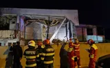 Plan roşu de intervenţie la Craiova. Un mort şi doi răniţi după ce explozia a dislocat o mare parte din etajul unui bloc