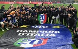 Inter Milano a câștigat al 20-lea titlu în Italia după 2-1 chiar pe terenul marii rivale, AC Milan. Titlul, sărbătorit în vestiar pe maneaua lui Ionuț Cercel: „Iali-iali-iali”