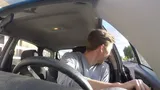 Noua lege care îi înfurie pe şoferi: Aproape 1.200 de euro amendă pentru deschiderea ușii vehiculului cu mâna greșită VIDEO