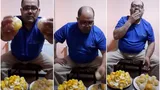 Spectaculos! Un bărbat mănâncă o cantitate impresionantă de lămâi fără să facă nicio grimasă. Expresia feţei este fabuloasă