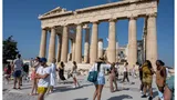 Grecia renunţă la obligativitatea purtării măştii în avioane şi locuri publice închise. Veşti bune pentru turişti