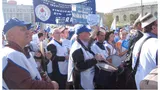 Profesorii protestează în Piaţa Victoriei. Dascălii cer salarii mai mari