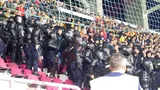 Peste 150 de oameni au fost legitimaţi de poliţişti după bătaia dintre suporteri la meciul România-Bosnia VIDEO
