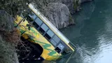 Un autobuz care transporta oameni la o nuntă a căzut într-o râpă. Sunt cel puţin 25 de morţi