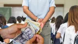 Burse de 100.000 de lei. Cine sunt elevii şi studenţii care le pot încasa din 2023