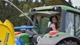 Ce salariu primeşte o femeie care lucrează zilnic pe tractor, în România