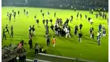 Tragedie la un meci de fotbal. Sute de oameni au murit, după ce suporterii au invadat terenul. Un fost jucător din Liga 1 a scăpat ca prin minune!