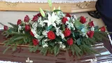 Un primar dintr-o comună din Hunedoara a venit cu o propunere inedită: bani în plic la înmormântări în loc de coroane de flori