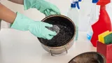 Trucul care poate schimba viața oricărei gospodine! Tigăile tale pot arăta ca noi în doar câteva secunde
