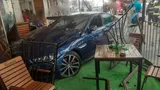 Accident halucinant! Un șofer a intrat cu mașina pe terasa unui local. Bărbatul a fost dus de urgență la spital