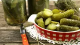 Secretul castraveților murați crocanți. Trebuie neapărat să adaugi acest ingredient, pentru a nu se înmuia deloc