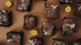Negresă pufoasă de post cu roșcove și fructe confiate. Un desert delicios pentru cei mici și cei mari