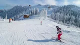 Cât costă o zi de schi în Poiana Brașov. În buget intră pachetul complet: echipament, parcare și abonament de transport pe cablu