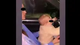 O femeie a fost amendată după ce soțul a filmat-o când conducea cu bebelușul de 9 luni în brațe. În trecut și bărbatul a făcut la fel