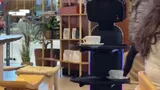 VIDEO Viitorul este aici! Chelneri roboţi servesc la mese într-un local din Cluj