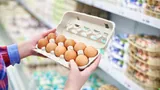 O femeie a cumpărat 6 ouă de găină dintr-un supermarket, dar a fost șocată când a văzut ce se află, de fapt, în ele