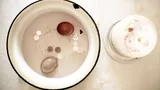 De ce să te speli pe față cu apă dintr-un bol în care ai pus un bănuț și un ou roșu. Tradiția de la care nu se dezic românii