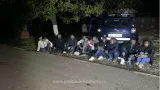 Polițiști de frontieră înjunghiați de traficanți de migranți în timpul unui filaj. Un suspect a fost prins, alți doi sunt căutați