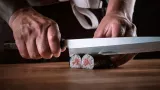Cuțitele de 20.000 de dolari folosite în bucătăria japoneză. De ce preferă unii chefi de sushi să folosească astfel de ustensile