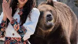 EXCLUSIV | Artistă celebră, atacată de urși în timpul unor filmări pentru o piesă dedicată românilor din toată lumea. ”Ne-am adăpostit, dar am avut noroc!”