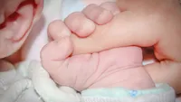 Bebeluș la un pas de moarte după ce o asistentă l-a injectat greșit cu adrenalină